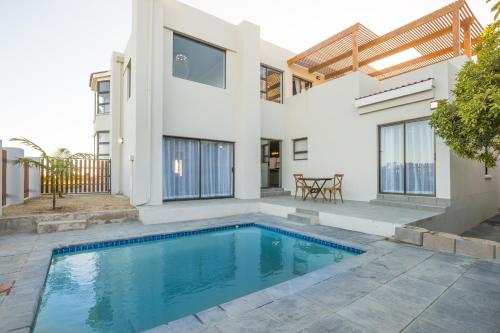 Beachfront Villa - Pool, Fireplace, No Loadshedding