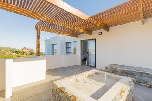 Beachfront Villa - Pool, Fireplace, No Loadshedding Beachfront Villa - Pool, Fireplace, No Loadshedding