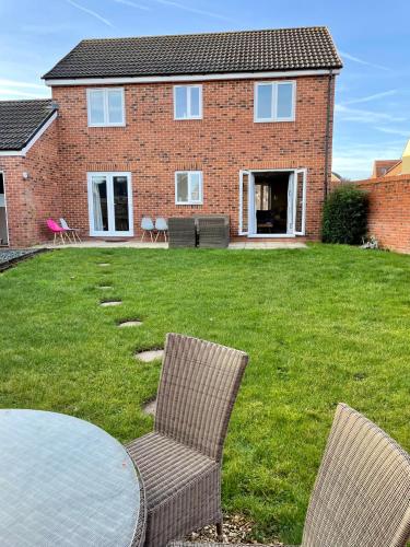 Taman, Stunning Large Detached Gloucester, 4 beds, 3 bedroom, 2 bathroom property, Nr Chelt, The Docks and  in Gloucester