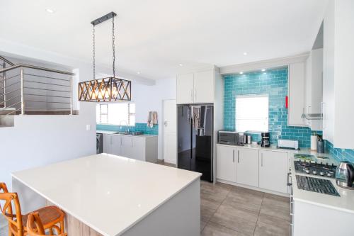 Beachfront Villa - Pool, Fireplace, No Loadshedding Beachfront Villa - Pool, Fireplace, No Loadshedding