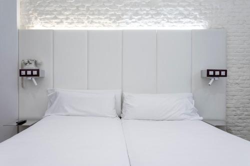 Double or Twin Room image 4