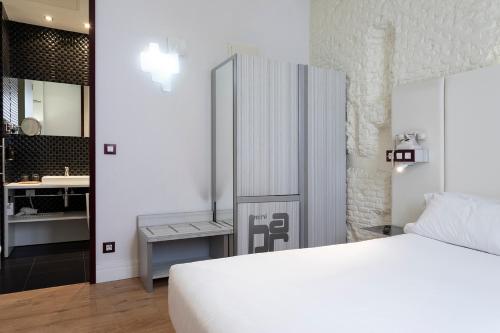 Double or Twin Room image 7