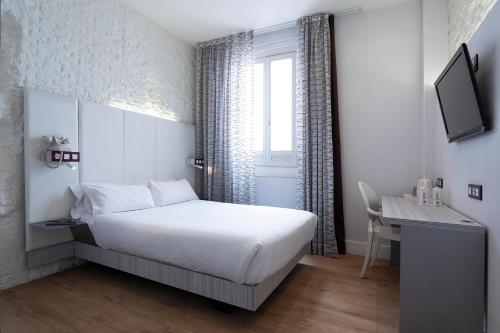 Double or Twin Room image 10