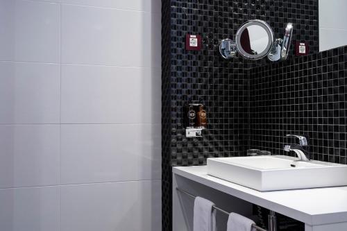Double or Twin Room image 8