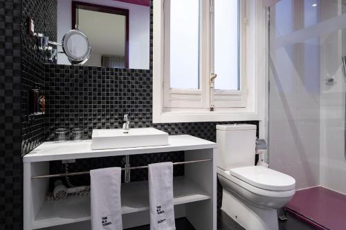Double or Twin Room image 5