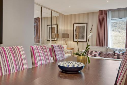 Modern 2 bedroom & 2 bathroom apartment in Fulham 4