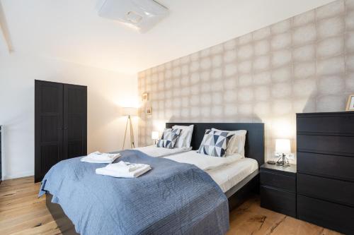 Studio Station with gallery