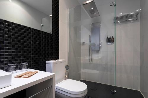 Double or Twin Room with City View image 8