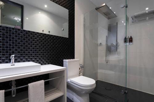 Double or Twin Room with City View image 10