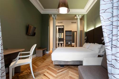 Double or Twin Room with City View image 4