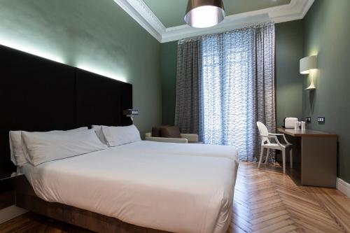 Double or Twin Room with City View image 2