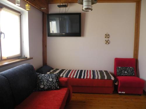 1 queen bed, 3 twin beds