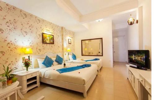 1 double bed, 2 twin beds