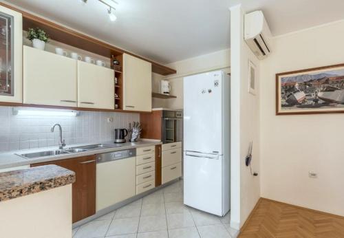 Apartment in Kastel Novi with terrace, air conditioning, W-LAN, washing machine 5104-1