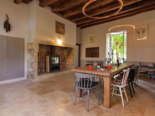 設施, Historic Mansion by River Cenevieres in 聖馬丹拉布瓦