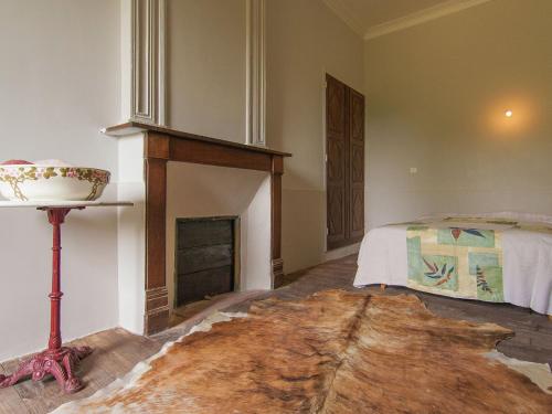 Historic Mansion by River Cenevieres in 聖馬丹拉布瓦