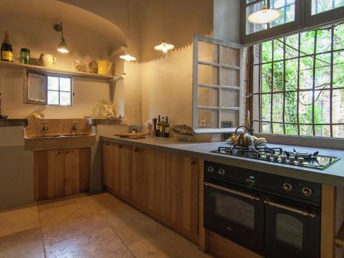 廚房, Historic Mansion by River Cenevieres in 聖馬丹拉布瓦