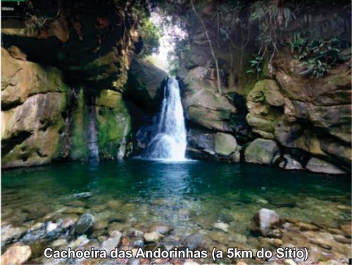 Sítio Completo, na estrada de Aldeia Velha, com rio a frente da porteira