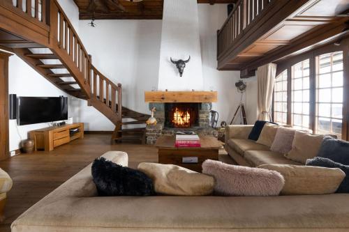 Chalet Falcon - Luxury Swiss Retreat with Hot-Tub in Bagnes