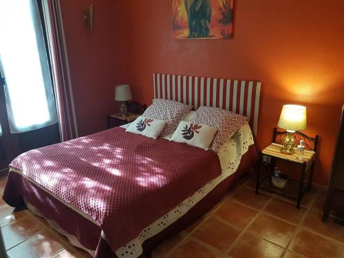 1 double bed, 1 twin bed