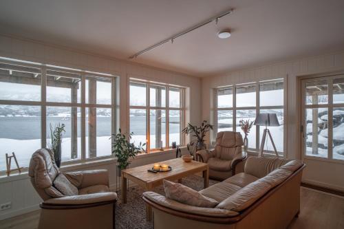 Amazing and secluded northern light apartment near sea and city!