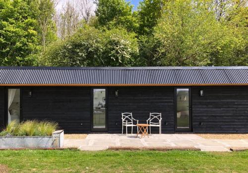 The Hopper Huts - Accommodation - Faversham