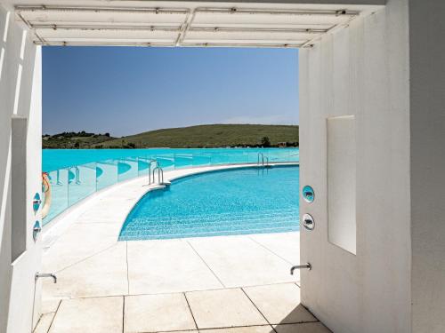 2237-Modern apt with private beach - image 11