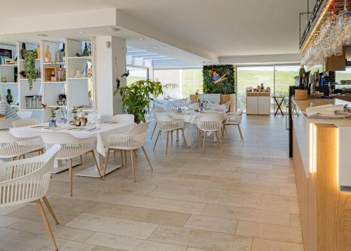 2237-Modern apt with private beach - image 13