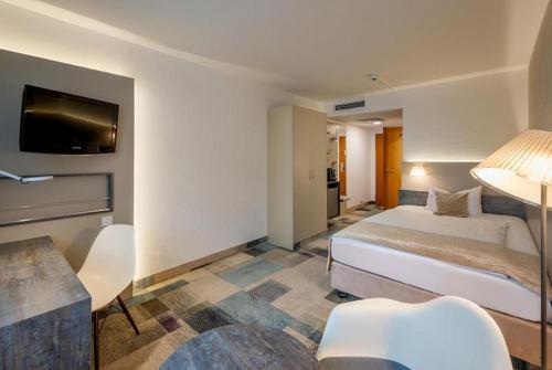 1 twin bed, 1 sofa bed