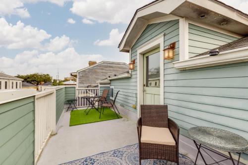 Walk Score 90!!-Historic Downtown District-2 Blocks to Famous Forsyth Park- Huge Private Patio-Private Parking