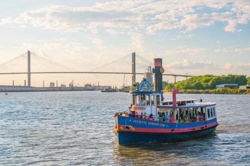 Walk Score 90!!-Historic Downtown District-2 Blocks to Famous Forsyth Park- Huge Private Patio-Private Parking