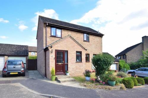 Beautiful & Private 3 bed detached house with driveway Parking