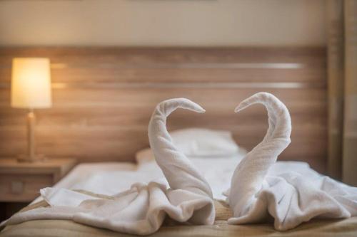 3 twin beds