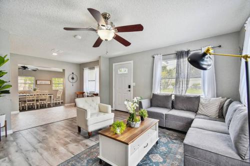 ~ Modern and Cozy 4BR home - 30 Mins from Disney ~ in Orlando, USA