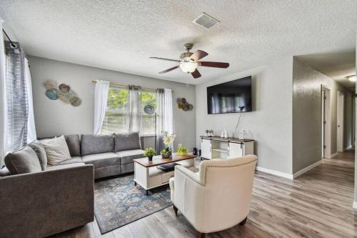 ~ Modern and Cozy 4BR home - 30 Mins from Disney ~ in Orlando, USA