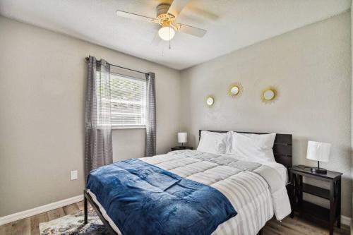 ~ Modern and Cozy 4BR home - 30 Mins from Disney ~ in Orlando, USA