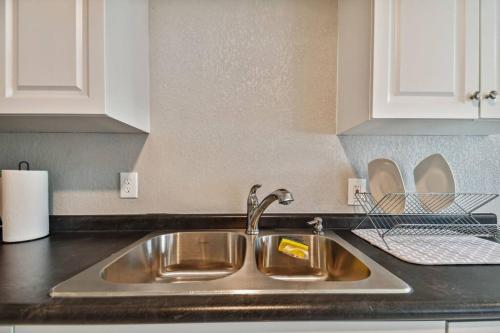 ~ Modern and Cozy 4BR home - 30 Mins from Disney ~ in Orlando, USA