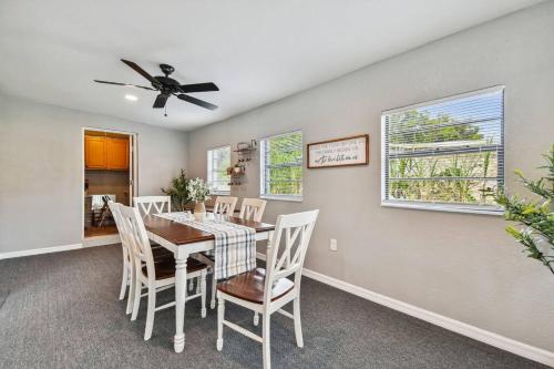 ~ Modern and Cozy 4BR home - 30 Mins from Disney ~ in Orlando, USA