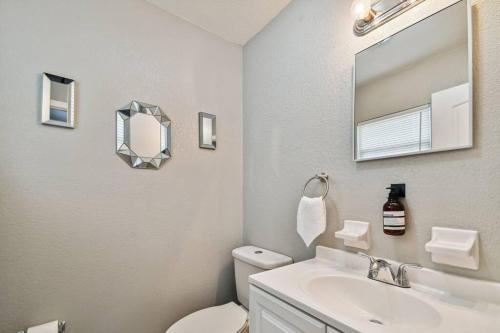 ~ Modern and Cozy 4BR home - 30 Mins from Disney ~ in Orlando, USA