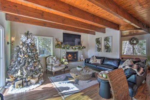 Picturesque Cabin 2 Balconies, Walk to Lake! in Crestline, USA