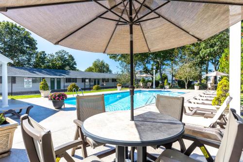 Falmouth Heights Motor Lodge - 수영장