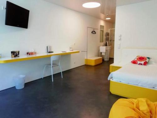 Chromotel - image 13