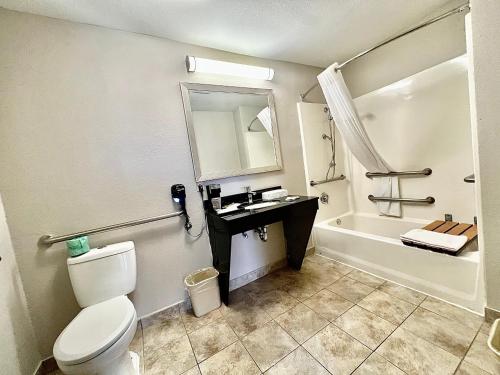 Days Inn & Suites by Wyndham Arlington Near Six Flags - image 3