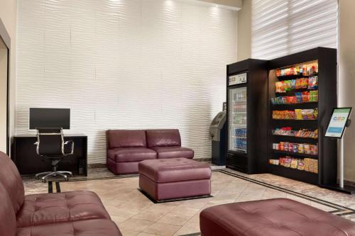 Days Inn & Suites by Wyndham Anaheim At Disneyland Park - image 13
