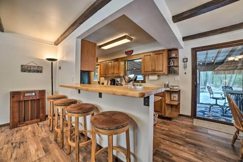 Houghton Lake Cottage Escape with Patio! in Houghton Lake, USA