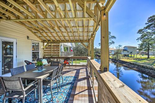 Waterfront Bay St Louis Oasis with Deck and Dock! in Shoreline Park, USA