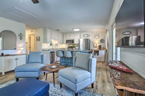 Waterfront Bay St Louis Oasis with Deck and Dock! in Shoreline Park, USA