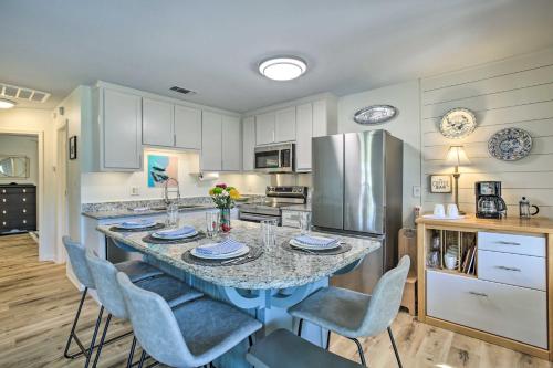 Waterfront Bay St Louis Oasis with Deck and Dock! in Shoreline Park, USA