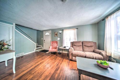 Eastlake Home with Patio Less Than 1 Mi to Lake Erie! in Eastlake, USA