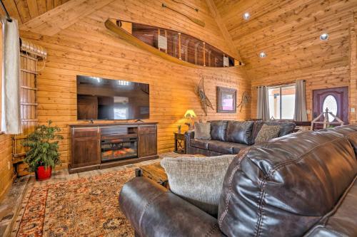 Pateros Home with Deck, 7 Mi to Alta Lake Park! in Sands Trail
